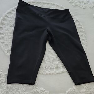Black High-Waisted Capri Leggings